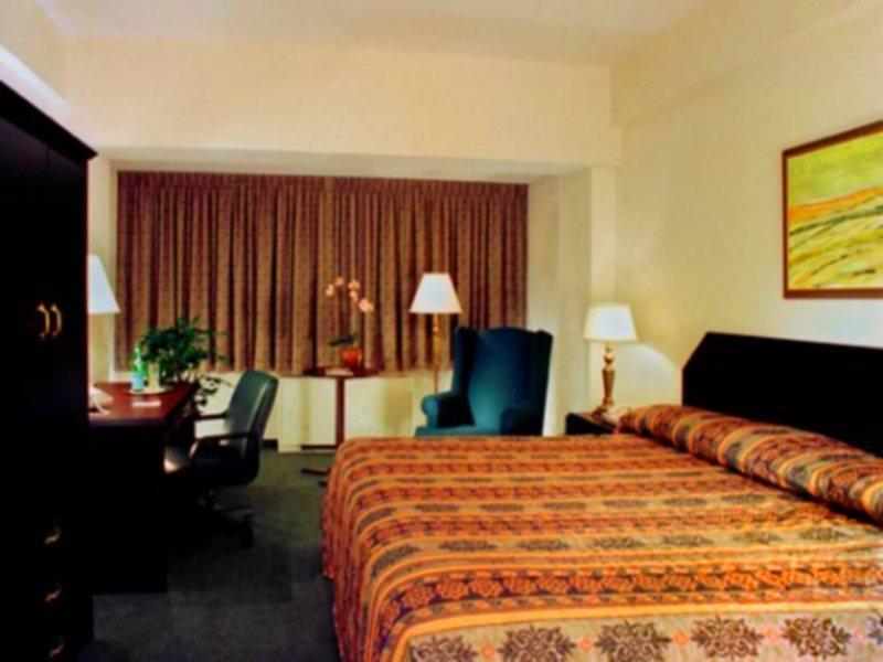 Armon Plaza Montreal Airpt, Trademark Collection By Wyndham Ruang foto