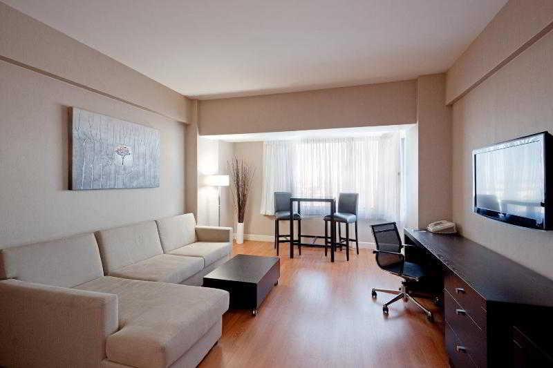 Armon Plaza Montreal Airpt, Trademark Collection By Wyndham Ruang foto
